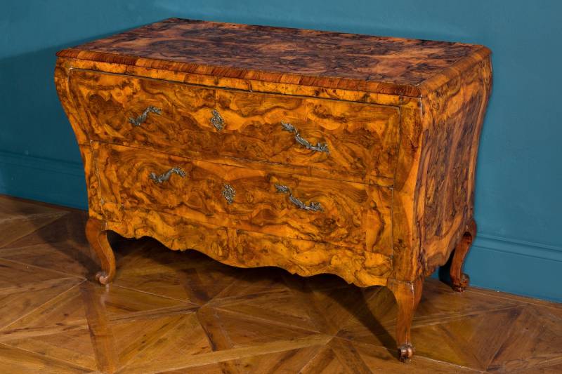 Com&ograve; di forma bombata lastronato in legno di noce e radica di noce, Com&ograve; di forma bombata lastronato in legno di noce e radica di noce   